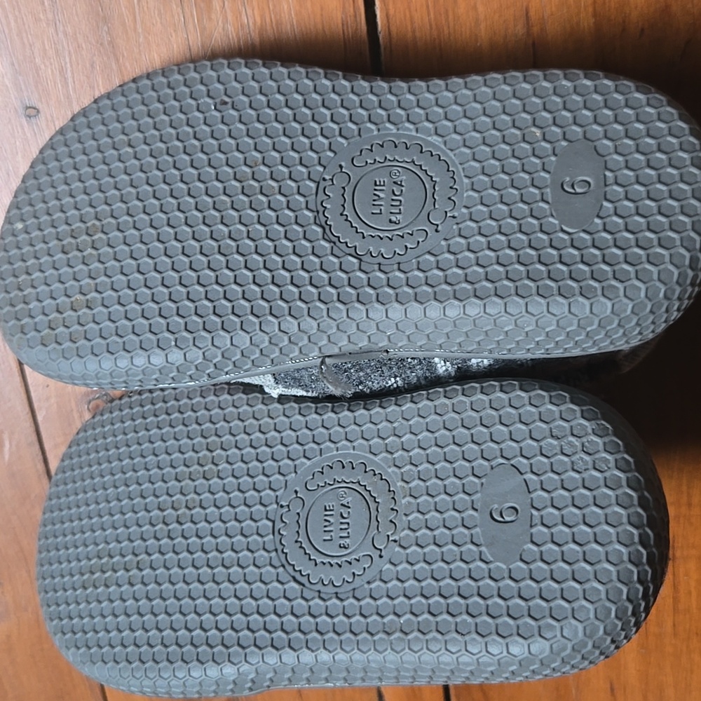 Livie & Luca Baby/Toddler Shoes Size 6 - Picture 3 of 4